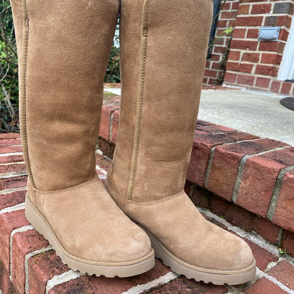 New Uggs, size 7